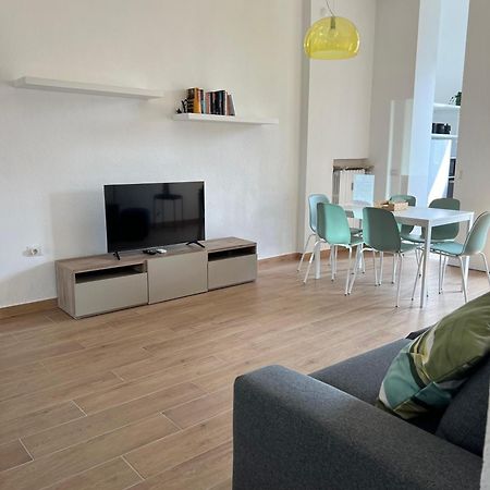 New Apartment With Balcony, Isola Bosco Verticale Milan Luaran gambar