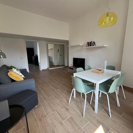 New Apartment With Balcony, Isola Bosco Verticale Milan Luaran gambar