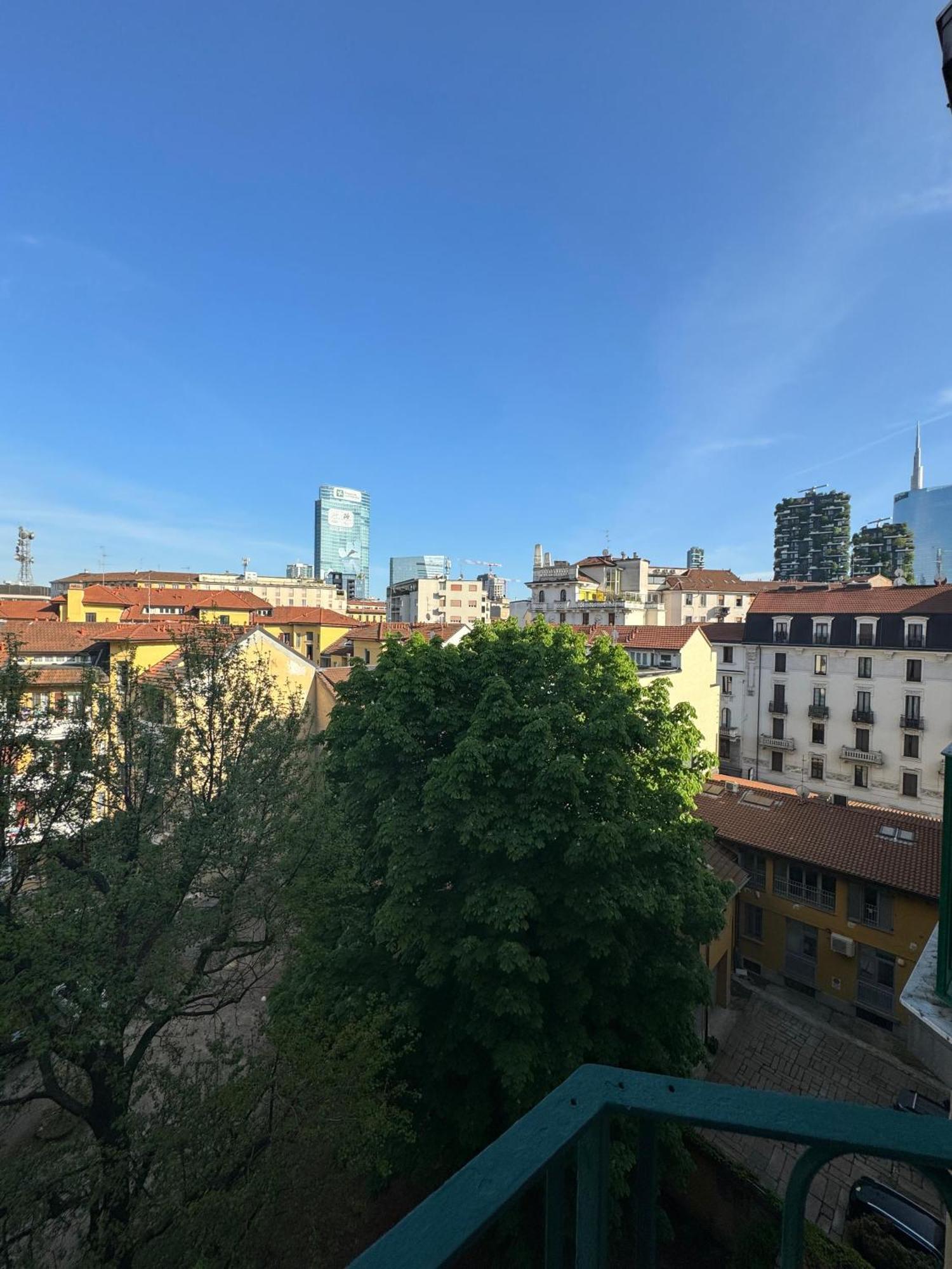 New Apartment With Balcony, Isola Bosco Verticale Milan Luaran gambar
