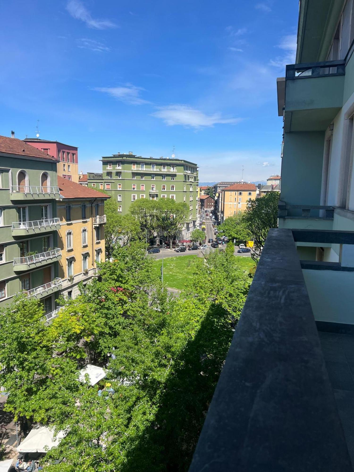 New Apartment With Balcony, Isola Bosco Verticale Milan Luaran gambar