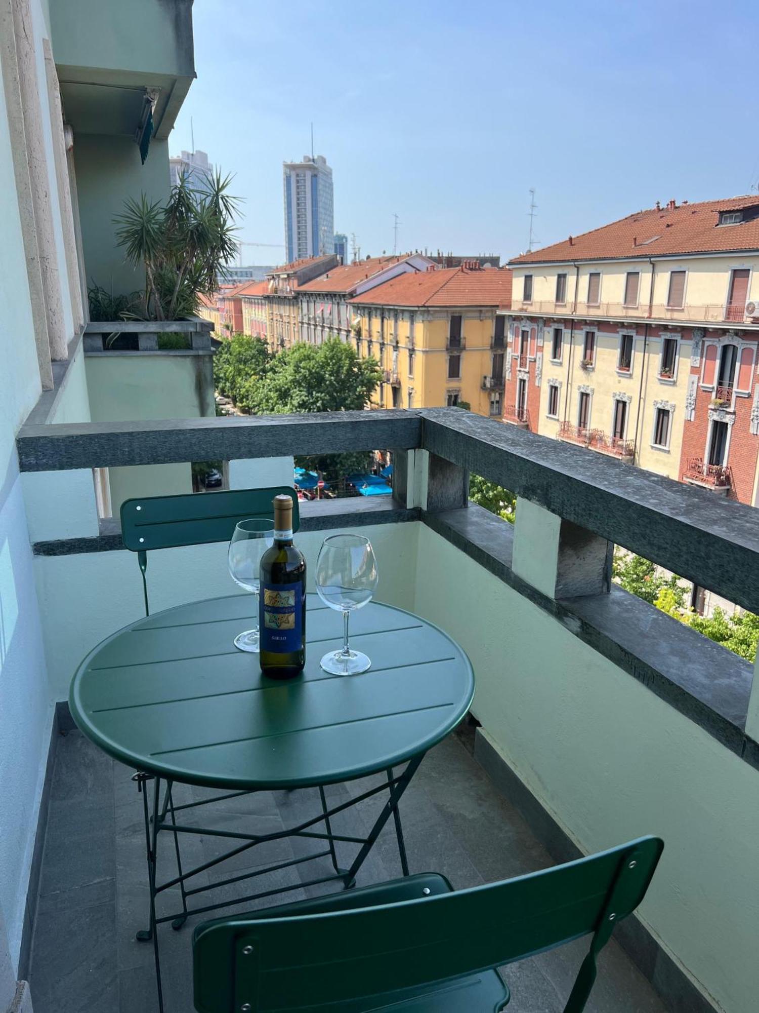 New Apartment With Balcony, Isola Bosco Verticale Milan Luaran gambar