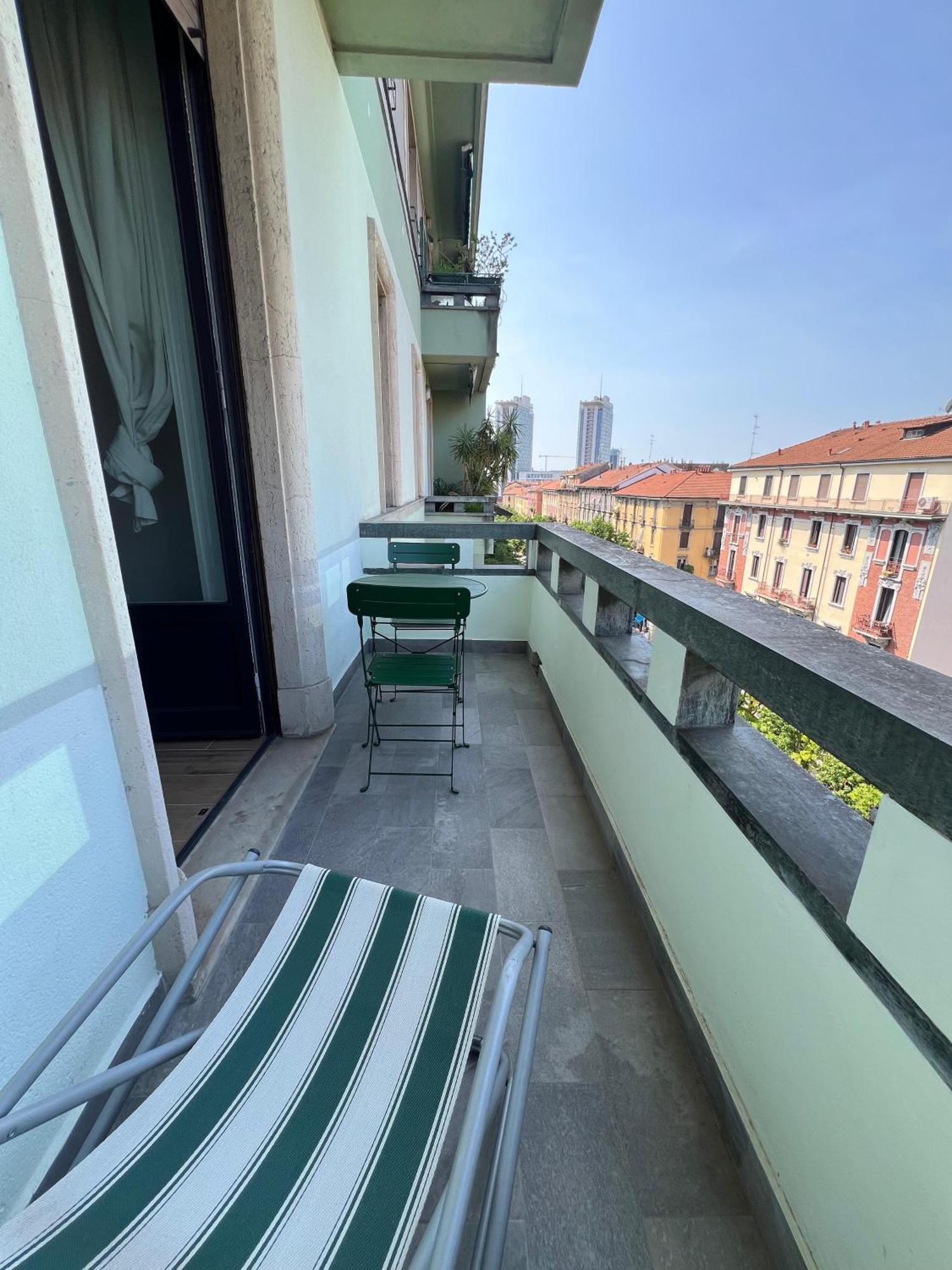 New Apartment With Balcony, Isola Bosco Verticale Milan Luaran gambar